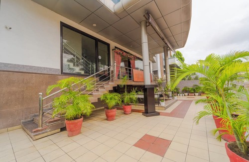 Gomti Nagar Hotel | Treebo Shivam Inn Near Singapore Mall