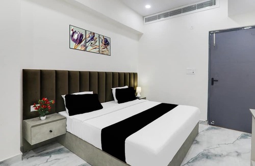Lucknow House | Deluxe With Twin Bed JR inn