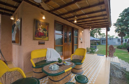 Gurugram Villa | ELIVAAS 5-BHK with Luxe Mudhouses, Tents, Pond & Pvt Pool | Kaimalgarh Farmstay