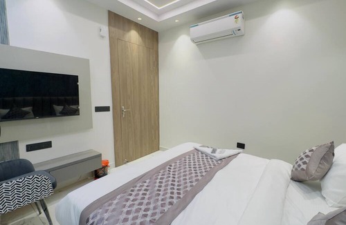 Safdarjung Enclave Hotel | Qotel Comfort Veer Palace Green Park