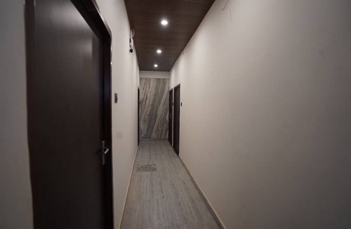 Mahmoorganj House | Om Nilay Paying Guest House By GRB