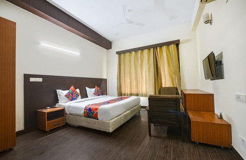 Sector 15 Hotel | Fabhotel Silver Tree