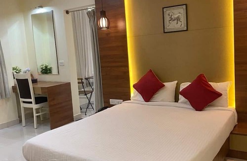 Pulikeshi Nagar Hotel | Ishwerya Suites