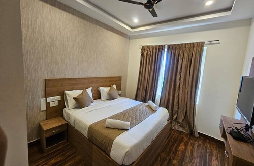 West Mambalam Hotel | V V Grand