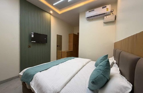 Barsana Hotel | Hotel Kanta Kuteer Barsana