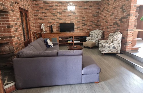Bass Hill House | Pet FriendlynLarge 3 Bedroom House n2 Living AreasnEnsuite & Outdoor Areas
