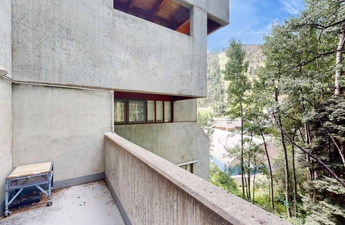 Taos Ski Valley Condo | Modern Mountain Escape - Walk to Lifts & Town