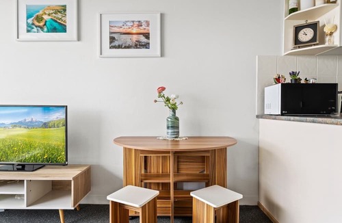 Manly Apartment | Apartment with Pool Access, a minute to the Beach