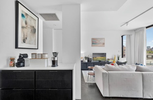 Surry Hills Apartment | Luxury Apartment with Big East Facing Balcony 3 min walk to Central Station