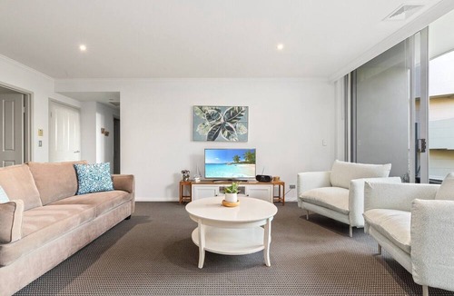 Chiswick Apartment | Gorgeous 2-Bed Unit near Riverside Parks