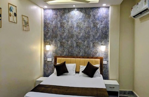 Allahabad Hotel | Charming 7-bedroom hotel with AC in peaceful Prayagraj