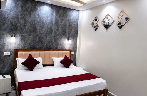 Allahabad Hotel | Charming 7-bedroom hotel with AC in peaceful Prayagraj
