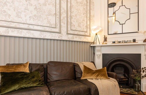 Balmain House | 2 Bedroom House with Courtyard and Aircon