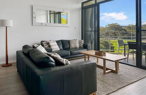Avoca Beach Apartment | Avoca Coastal Retreat - holiday in the heart of Avoca Beach!