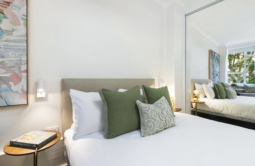 Darling Point Apartment | Stylish Studio with Rooftop Harbour Views