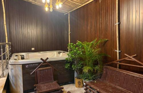 Gurugram Villa | Hot tub