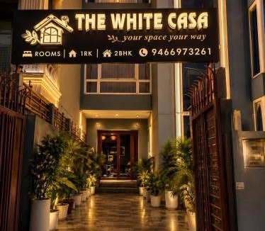 Sector 39 House | The White Casa - Luxery 1RK Balcony Stay