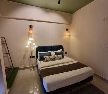 Auli Apartment | CozycoStays - 1BHK near LuLu, Medanta