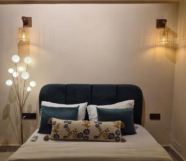 Auli Apartment | CozycoStays - 1BHK near LuLu, Medanta