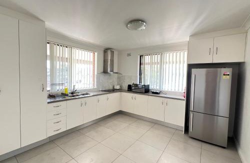 Croydon House | Cozy Queen Room 5 Minute Walk to Train Station - CP6