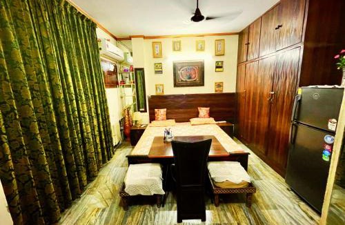 Chittaranjan Apartment | Deluxe Designer Room with Aerial Green View C R Park