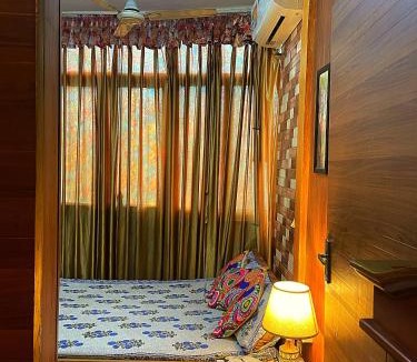 Chittaranjan House | Budget Designer Private Room in CR Park