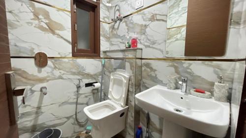 Sainik Farm Apartment | Modern1BHK near saket metro, Select City Walk, Max Hospital