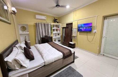 Hauz Khas Village House | Staylo Suites Edit