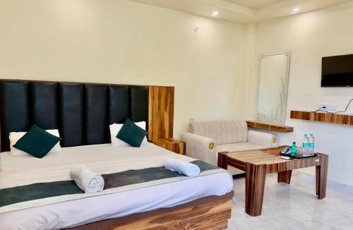 Mohanlalganj Hotel | Shree Krishna Palace Hotel - Couple Friendly