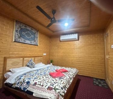 Dal Lake Apartment | houseboat city of Kashmir