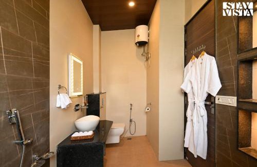 Amer Villa | StayVista at The Farm 15 with Pool, Lawn & Scenic View near NIMS & Amity University Jaipur
