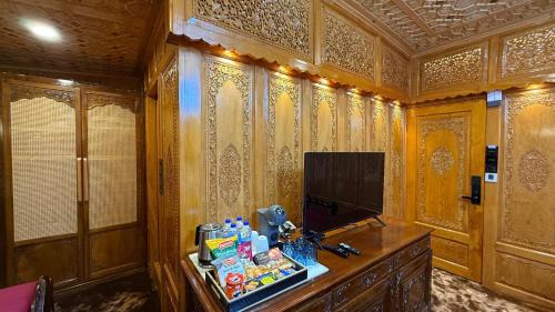 Dal Lake Hotel | Suroor Houseboat