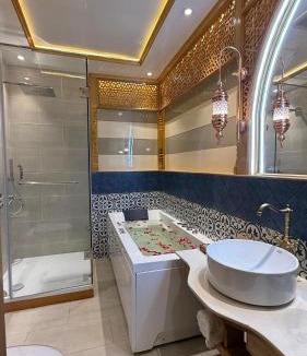 Dal Lake Hotel | Suroor Houseboat