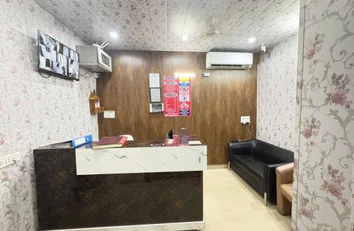 Delhi Hotel | Hotel Golden Stay 2 Mints walking from Rajendra Nagar Metro Station