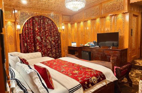 Dal Lake Hotel | Suroor Houseboat