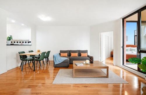 Darling Harbour Apartment | 2 Bedroom Apartment Pyrmont with Balcony
