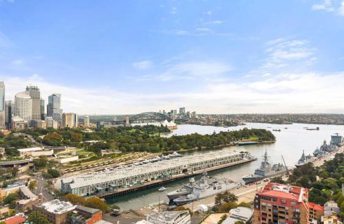Woolloomooloo Apartment | Cozy Home w Outdoor Dining for 8 people