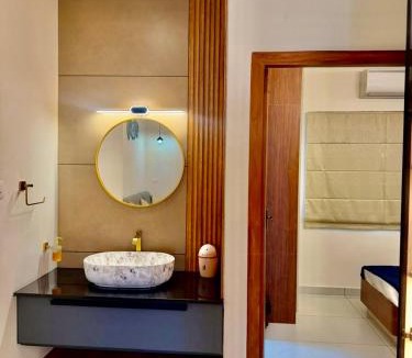 Kakkanad Apartment | Casa Mira Homes AC Family premium Rooms with Lift access