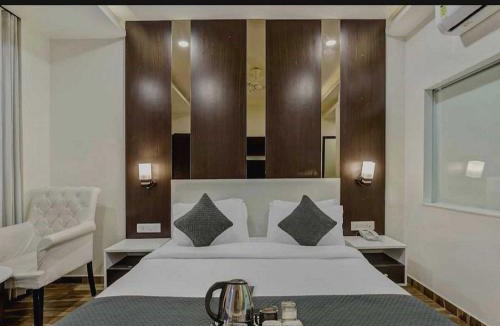 Pashim Vihar Hotel | Hotel O Raas Near Peera garhi Metro Station