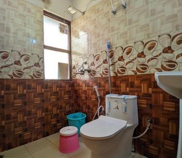 Vrindavan Apartment | Vrindavan Divine Nest Near Prem Mandir and Iskcon -2BHK Apartment #Lift #ACRooms #Wifi #Family #Couple #FreeParking #Park #2Rooms 2-6 People