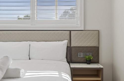 Seven Hills House | Modern Double Room Near Station & Easy M2 and M7 with Shared Bathroom and Amenities