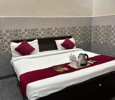 Ayodhya Hotel | Bholenath Guest House 500 Mitter From Shree Ram Manidr