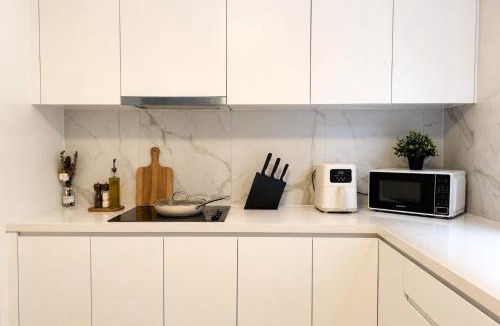 Auburn House | Convenient Auburn Single Room Convenient Direct Trains to CBD - Shared Bathrooms and Amenities