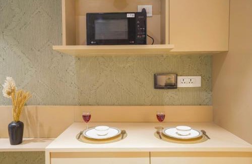 Viman Nagar Apartment | Aerovista Suites - Neon Homeotel- 1 kms from Airport