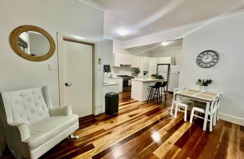 Brighton-le-Sands House | Easy Beach Stay Large Room Near Beach and Airport