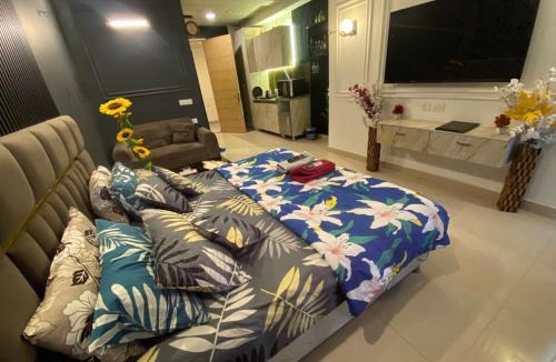 Greater Noida Apartment | Lavish Studio Room - Gaur City Center