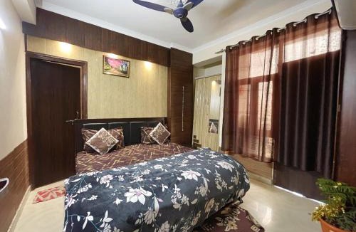 Vrindavan Apartment | Vrindavan Divine Nest Near Prem Mandir and Iskcon -2BHK Apartment #Lift #ACRooms #Wifi #Family #Couple #FreeParking #Park #2Rooms 2-6 People