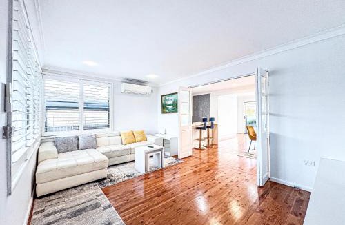 Picnic Point House | Spacious 4 Bedroom Home with Swimming Pool and Free Parking