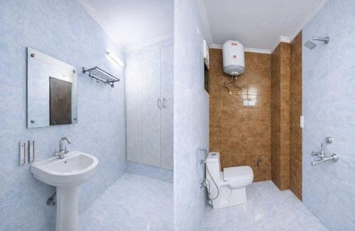 Sainik Farm Hotel | Hotel O A Square Residency 2