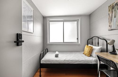 Peakhurst House | Light & Simple Single Room - Peakhurst Area - Shared Bathroom